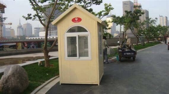 米黃色雙坡彩鋼崗?fù)r格